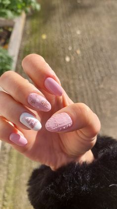 Christmas Nails Pink Gingerbread, Christmas Nail Inspo Pink, Pinkmas Nails, Pink Christmas Nails Almond, Winter Pink Nails, Pink Xmas Nails, Pink Christmas Nail, Nails Aesthetics, Dance Nails