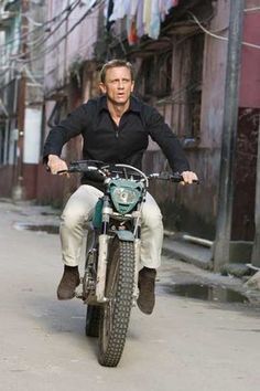 James Bond Style, Black Motorcycle Jacket, Daniel Craig James Bond, Bond Cars, Gentlemans Club