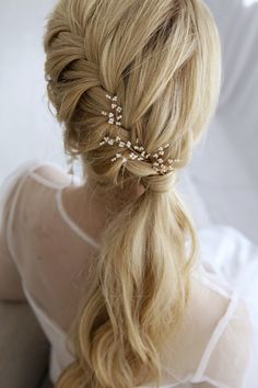 Bridal hair pins will beautifully decorate various wedding hairstyles. Golden twigs, studded with small pearl, give a glamorous chicrefer to the romantic. You can use 1 or more sets of hairpins, you can combine with other sets (even flower ones) from my store https://www.etsy.com/shop/BrideRyna *Choosing a color you choose the color of the wire products. Is it gold, rose gold or silver wire color (choose the color of your jewelry or details on the dress).  Rules of use  - Do not drop hair pins. Pearl Hair Jewelry, Bridal Pearl Hair, Champagne Hair, Wedding Hairstyles And Makeup, Hair Pins Bridal, Bridesmaid Hair Pins, Wedding Aesthetics, Beach Wedding Hair, Pearl Hair Pins