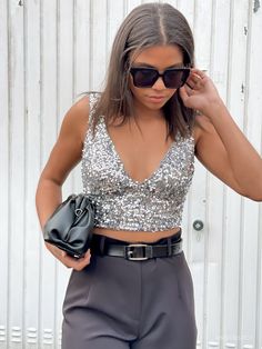 Sparkly Shirt Outfit, Glitter Top Outfit Party, Tops Brillantes, Party Tops Night, Strapless Top Outfit, Grey Top Outfit, 21st Birthday Outfits, Party Crop Tops