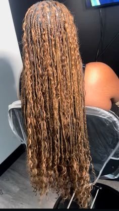 Boho knotless braids Knotless With Boho Curls, Knotless Box Braids Color 30 And 4, Cinnamon Knotless Braids, Highlight Boho Knotless Braids, Different Color Boho Braids, Medium Knotless Boho Braids With Color, Boho Knotless Braids Bob Color 350, Boho Braids Honey Brown, Boho Tree Braids