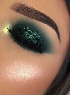 St Patricks Day Makeup Ideas, St Patricks Day Makeup, Emerald Eye Makeup, St Patrick's Day Makeup, Saint Patricks Day Makeup, Day Eye Makeup, Green Smokey Eye