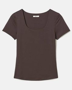 Ce t-shirt moulant à manches courtes doté d'un col carré arrondi est la couche de base parfaite à porter sous votre pull or veston favori. Coupe - Coupe moulante : Épouse la silhouette pour un effet très près du corps - Manches courtes - Longueur de corps avant de 23" (taille M) Caractéristiques - Tricot extensible - Col carré arrondi Yoga Jeans, M Design, Slim Fit Dress Shirts, Rounded Square, Fitted Dress Shirts, Slim Fit Dresses, Favorite Sweater, Tailored Shirts, Slim Fit Shirt