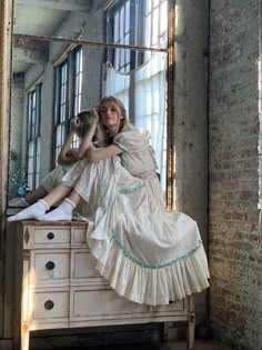 Cinderella Aesthetic, Gaun Abad Pertengahan, Victorian Aesthetic, Royalty Aesthetic, Estilo Real, Princess Aesthetic, Little Women, Pose Reference Photo, White Dresses