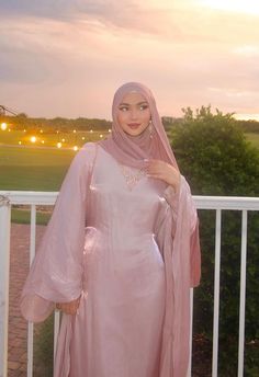 Pink Dress Hijab Outfit, Modest Fashion Aesthetic, Dresses Coquette, Grad Outfit Ideas, Hijabi Dresses, Hijab Stile, Matric Dress, Modest Outfits Muslim, Mehandi Henna