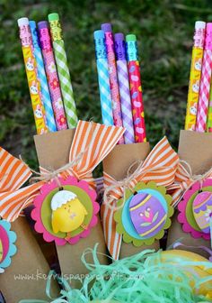 some paper straws are tied together in different colors and designs, with easter decorations on them