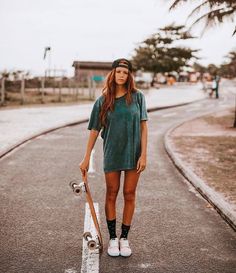 x-skatergirls: “Photo credit : Juan Diego (@juanchicamargo) ” Female Skater, Skater Fashion, Skater Girl Style, Skater Outfit, Converse Outfits, Skater Outfits, Streetwear Girl