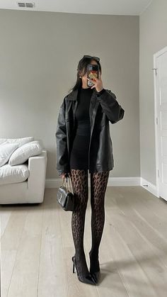 all black ootd leopard tights 🐆🖤 Dark Feminine Summer, Printed Tights Outfit, Tights Outfits, Leopard Print Outfits, Stockings Outfit, Fest Outfits, Neue Outfits, Looks Black, Skirt Fits