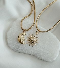 Imaginez ceci : vous et votre être cher portant les colliers assortis Lune et Soleil, un duo fantaisiste qui reflète la magie de votre connexion unique. Il ne s'agit pas seulement de bijoux ; c'est une expression rayonnante de votre histoire d'amour, où la lune et le soleil s'alignent en parfaite harmonie, tout comme vous deux. Saint-Valentin ou pas, rendez chaque instant spécial avec les colliers Lune et Soleil. Que vous planifiiez un dîner romantique, une aventure spontanée ou une soirée douil Sun Necklaces, Couples Necklace, Design Theory, Moon And Sun, Couple Necklaces, Couples Gift, Customizable Gifts, Romantic Dinner