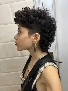 Side Shave Curly Hair Short, Short Curly Hairstyles Shaved Sides, Mullet Haircut Woman Curly, Curly Mullhawk, Curly Shaved Mullet, Curly Mullet With Undercut, Short Mullet Hairstyle Women Curly, Short Curly Haircuts Shaved Sides, Short Curly Mullet Shaved Sides