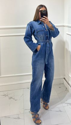 La nostra tuta in Denim da donna è un capo versatile e trendy, perfetto per chi cerca un look casual ma alla moda. La chiusura con bottoni fino alla metà della sagoma dona un tocco di originalità al capo, creando un effetto elegante e sofisticato. La cintura in vita, invece, sottolinea la figura femminile, creando un effetto slanciato e sinuoso. La manica un po' più ampia aggiunge un tocco di originalità al capo, creando un effetto sbarazzino e casual. Realizzata con tessuti di alta qualità, questa tuta è resistente e duratura, perfetta per affrontare la vita di tutti i giorni con stile e comodità. Scegli la nostra tuta in Denim e aggiungi un tocco di originalità al tuo guardaroba! Look Casual