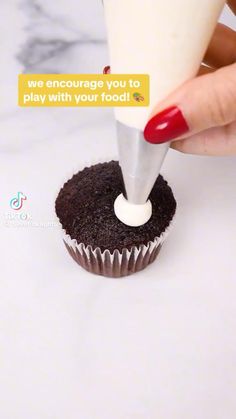 Diy Frosting Tips, Macaroon Videos, Cupcake Videos Decoration, Simple Cupcake Decorating Ideas, Cupcake Decorating Videos, Cookie Cake Decorating Ideas, Cupcake Decorating Ideas, Cupcakes Design, Cake Pop Designs