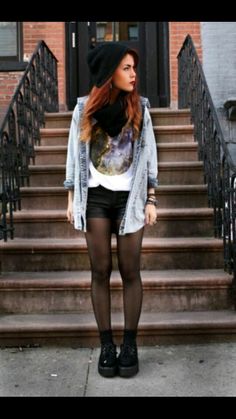 Grunge look, graphic tee, loose chambry shirt over black. Style Indie, Outfit Chic, Hipster Outfits, Tights And Boots, Soft Grunge, Grunge Style