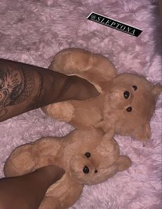 Shared by 𝗠𝗲𝗹𝗮𝗻𝗶𝗻 𝗠𝗼𝗻𝗿𝗼𝗲🍫. Find images and videos about prinxessvibess on We Heart It - the app to get lost in what you love. Teddy Bear House Shoes, Cute Slippers Fluffy, Bear House Shoes, Cute Slippers Women, Aesthetic Slippers, Aesthetic Teddy Bear, Slippers For Women Fashion, Teddy Bear Aesthetic, Feet Warmers