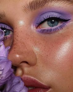 Eyeshadow and girls with green eyes: this article welcomes you! This is everything you need to know about eyeshadow for green eyes, any day or season. Editorial Make-up, Makeup Zombie, Maquillage On Fleek, Mekap Mata, Pastel Makeup, Smink Inspiration, Best Eyeshadow, Beauty Make-up