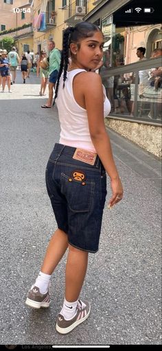 Big Jorts Outfit Idea, Baggy Jean Shorts Outfit Black Women, Tomboy Femme Style Outfits Spring, Quince Guest Outfit Jeans, Jorts Outfit Women Summer, Long Shorts Outfits Street Style, Baggy Jean Shorts Outfit, Jorts Womens Fit, Summer Outfits Jorts