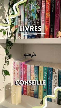 there is a book shelf with books on it and the words livres que je constile