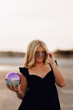 Disco ball photoshoot Senior Pictures Disco Ball, Photoshoot With Disco Ball, Disco Ball Photoshoot Outside, Disco Ball Aesthetic Photoshoot, Disco Ball Branding Shoot, Group Photography Poses, Group Photography