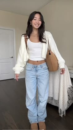 White Cropped Cardigan Outfit, White Cardigan Outfit Aesthetic, Fall Girl Outfits, Junior Year Outfits, Cropped Cardigan Outfit, San Diego Outfits, Cardigan Outfit Spring, White Cardigan Outfit, 13 Outfits