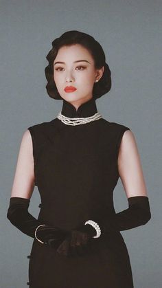 Chinese 1930s Fashion, 60s Asian Fashion, Old Shanghai Style, Dress And Gloves, Old Shanghai, Chinese Style Dress, Chinese Hairstyle, Chinese Clothing, 1920s Fashion