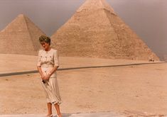 Princess Diana Posing Awkwardly in Front of the Pyramids in Egypt, 1992Princess Diana Posing Awkwardly in Front of the Pyramids in Egypt, 1992 Trip To Egypt, Princess Diana Pictures, Humor Hilarious, The Pyramids, Seven Wonders, Make Her Smile, Diana Princess Of Wales, Diana Princess, Round The World