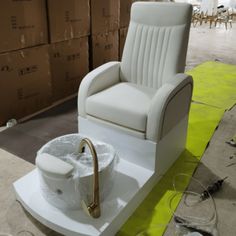 White Pedicure Chair AG1087-1 - Yoocellbeauty Pedicure Room Ideas, Beauty Bar Decor, Pedicure Chair Ideas, White Pedicure, Nail Pedicure, Nail Salon Equipment, Pedicure Bowls, Tech Room, Pedicure Station