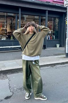 Womens Skater Style, Brown Street Style, Olive Outfits, European Streetwear, Green Jeans Outfit, Green Sweater Outfit, Outfits Baggy, Streetwear Fashion Women