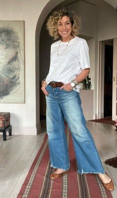 What a cute and simple stylish outfit. White Outfits For Women, Stylish Outfits For Women Over 50, Over 60 Fashion, 60 Fashion, Over 50 Womens Fashion, Fashion Mistakes, Fashion Over 50, 50 Fashion, Looks Style