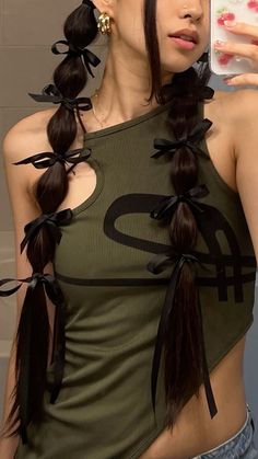 Ribbon hairstyle #ribbon #ribbonaccessories #hairstyles #pigtails #braidedhair #hair Trending Hair, Rave Hair, Y2k Hairstyles, Ribbon Hairstyle, Peinados Fáciles Para Cabello Corto, Hair Stylies, James Charles, Hair Stylist Life