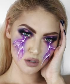 Crying lightning Halloween inspo... IG: lunarbeauty Makeup Clown, Makeup Zombie, Halloween Make-up Looks, Creepy Halloween Makeup, Cool Halloween Makeup