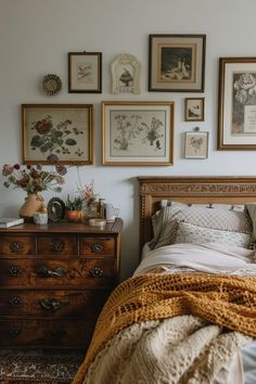 12 Light Academia Bedroom Interior Designs You Will Fall In Love With! - My Decor Inspo #bedroomideas Boho Academia Aesthetic Bedroom, Light Academia Apartment Aesthetic, Boho Academia Aesthetic Home, Bedroom Eclectic Vintage, Boho Dark Academia Bedroom, Little Women Bedroom, Cozy Academia Bedroom, Vintage European Bedroom, Cosy Bedroom Ideas Aesthetic