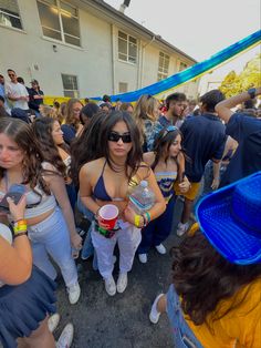 Cal Game Day Outfit, Ucla Aesthetics Outfit, College Senior Aesthetic, Uofa Game Day Outfit, Ucla Game Day, College Game Day Aesthetic, Dayger Outfits College, Ucla Game Day Outfit, Game Day Fits College