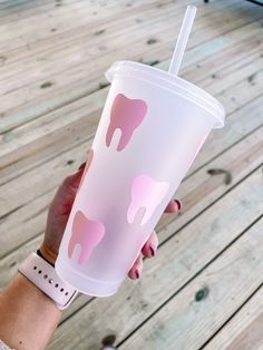 Dental Tumbler with Straw and Lid. Super cute tooth design! Please hand wash cup. 24 oz! Pictured above is light pink vinyl. Dental Hygiene Hairstyles, Dental Assistant Week Gift Ideas, Tooth Design, Dental Nurse, Dental Assistant Week, Dental Graduation Party, Dental Assistant Aesthetic, Dental Cups