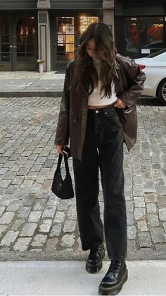 What you will need   • Brown leather jacket  • White top/ turtle neck  • Black mom jeans   • Dr marten boots Looks Pinterest, Autumn Fits, Looks Street Style, Outfit Trends, Mode Inspo, Inspired Outfits, 가을 패션, Autumn Outfit, Outfit Inspo Fall