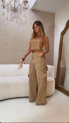 Pantalones Cargo Mujer Outfits, Nude Cargo Pants Outfit, Outfits Cargo Pants, Wide Leg Cargo Jeans, Cargo Dress Pants, Cargo Outfit, Outfit Planner, Club Fits, Cargo Pants Outfit