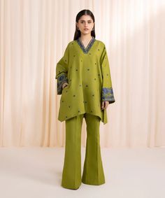 Pakistani Winter Dresses, Eastern Dresses, Dress Patterns Diy, Latest Bridal Dresses, Pakistani Fashion Casual, Casual Wear Dress, Sleeves Designs For Dresses, Designer Dresses Casual, Suit Trousers