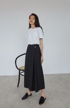 Maxi Skirt Minimalist Outfit, Black Maxi Skirt Office Outfit, Tailored Skirt Outfit, Semi Formal Mujer, Long Skirt Fashion, Business Outfits Women, Thrifted Outfits, Skirt Trends, Linen Casual