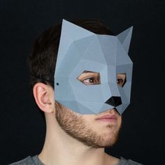 Crea tu propio antifaz de gato, de forma fácil y sencilla, para fiestas, eventos (como Halloween o Carnaval), festivales, fotografía, ¡o por diversión! 😋 Template Papercraft, Cat Mask Diy, Papercraft Mask, Paper Mask Template, Low Poly Mask, Mascaras Halloween, Printable Masks, Lion Mask, Fox Mask