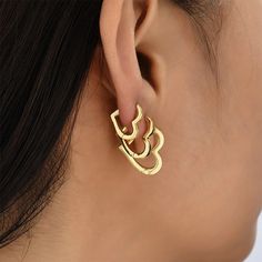 Treat yourself to a love with these Minimalist Heart-Shaped Earrings! Material: Zinc Alloy Indie Accessories, Accessories Y2k, Aesthetic Accessories, Aesthetic Jewelry, Heart Shaped Earrings, 90s Aesthetic, Necklaces And Bracelets, Minimalist Earrings, A Love