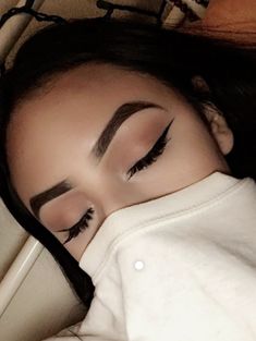 High Arch Eyebrows, Eyebrow Slits, Henna Eyebrows, Huda Kattan, Arched Eyebrows, Thick Brows, Eyebrow Makeup Tips, Bold Brows, Makeup Tricks