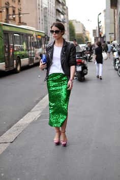 Green Sequin Skirt, Sequin Skirt Outfit, Street Style Runway, Street Style Blog, Sequin Outfit, Metal Clothing, Cooler Look, Street Style Winter