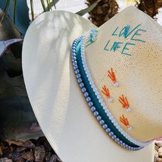 Palm Springs aka "Love Life" embroidered with colorful beads, & faux white pearl fashionable band embody this Mexican Artisan design at its finest! This Hand made/hand painted fedora hat features bright "Palm Springs" colors with its signature Pearls & hand embroidered LOVE LIFE. Also, features an elastic band for a very comfortable feel! DETAILS Sombrero Box Inner-elastic band (comfortable sizing) Tooled Leather Handbags, Mexican Fashion, Artisan Fashion, Painted Hats, Handmade Hair Clip, Diy Jewlery, Embroidered Leather, Hand Painted Leather, Hand Embroidery Art