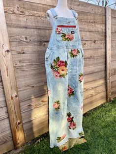 Upcycled Hand-stitched Rose Applique Overalls. . Pants upcycled on RE.STATEMENT Diy Overalls, Floral Denim Pants, Magnolia Style, Upcycled Denim Diy, Boho Chic Accessories, Patched Denim Jeans, Shabby Chic Boho, Boho Jeans, Rose Applique