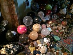 Gemstones Aesthetic, Grunge Hippie, Crystal Vibes, Dark Grunge, Pretty Rocks, Season Of The Witch, Crystal Crafts, Coraline, Crystals And Gemstones