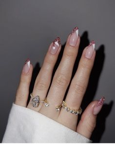 Christmas Nails 2022 Trends, Nails Simple Christmas, Red Nails For Christmas, Christmas Nails 2022, Christmas Nails Simple, Short Christmas Nails, Glitter French Nails, Dark Pink Nails, Red Nails Glitter