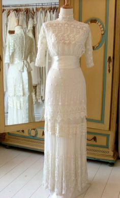 Edwardian. Reminds me of the dresses worn at Dianna Barry's wedding. It does Anne of green gables is a favorite of mine I loved the dresses in the movie... Edwardian Wedding Dress, Robes Vintage, 1920s Vintage, Lace Dress Vintage, Retro Pin Up, Old Dresses