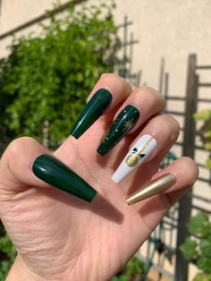 Forest Green Nails! These nails honestly match with anything, everything you see are hand drawn! Special Nails, Winter Nails Acrylic, Christmas Nails Easy, Cute Christmas Nails, Christmas Gel Nails, Awesome Nails, Accent Nail, Christmas Nails Acrylic