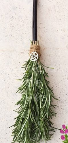 ESCOBA DE BRUJA / Escoba de Altar / Wicca / Rituales / Witch / - Etsy Франция Crystal Wire Broom, Crafts Witchy, Witch Protection, Protection Energy, Magia Das Ervas, Energy Cleansing