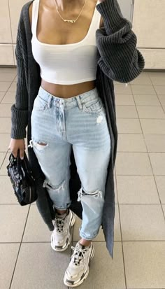 Outfits Aesthetic Summer 2023, Womens Fashion For Fall, Holey Jeans Outfit Fall, Fall Concerts Outfits, Six Flags Outfit Spring, 90s Chic Style, Philly Street Style, Comfy Clothing Aesthetic, Pub Garden Outfit