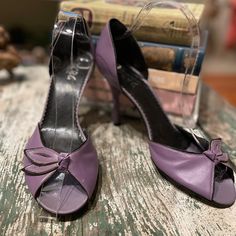 Vintage Bcbg Paris Black & Purple Floral Open Toe Heels Never Worn Size: 8.5b Material: Leather Measurements: - 4" Heel Floral Heels, Purple Floral, Vintage Shoes, Open Toe, Shoes Women Heels, Shoes Heels, Paris, Women Shoes, Heels